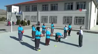 Şalvarlı kadınlar hayatlarında ilk kez basketbol oynadı