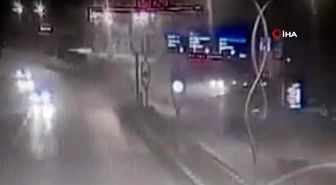 3 kişinin ölüp 7 kişinin yaralandığı kaza anı kamerada