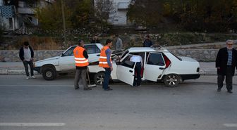 Park halindeki otomobile çarpan araçtaki 3 kişi yaralandı