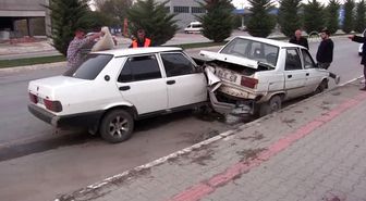 Park halindeki otomobile çarpan araçtaki 3 kişi yaralandı