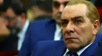 Atatürk'e olan benzerliğini kullanan Göksel Kaya, üniforma giyerek ata bindi