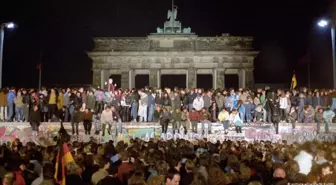 Berlin Duvarı'nın yıkıldığı gece