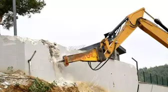 Bursa'da kaçak olduğu belirlenen villa yıkılıyor