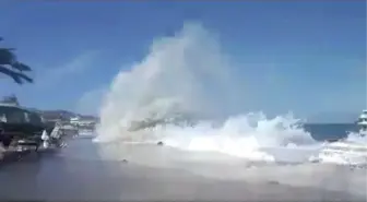 Büyükada'da dalga paniği kamerada