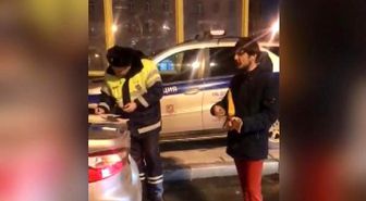 Ceza yazan polise balalayka ile konser verdi