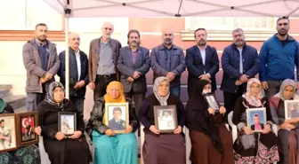 Evlat nöbetindeki ailelere bir destek de gazetecilerden