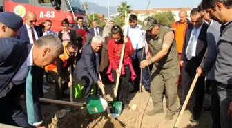 Finike'de ve Serik'te fidanlar toprakla buluştu