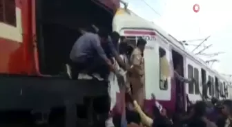 Hindistan'da iki tren çarpıştı: 12 yaralı