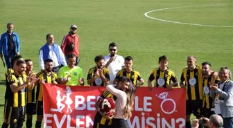 Maçta sürpriz evlenme teklifi