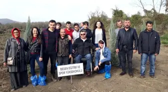 BEÜ öğrencileri ve engelliler fidanlarını toprakla buluşturdu