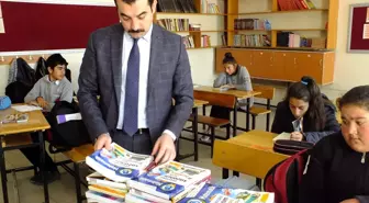 Ulaş Kaymakamı Akköz, öğrencilere kaynak kitabı dağıttı