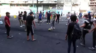 Iraklı göstericiler Tahrir Meydanı'nda futbol oynadı