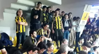 Polis, öğrencileri maça götürdü