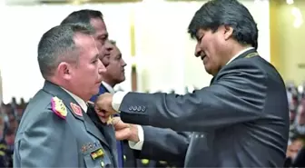 Bolivya Devlet Başkanı Evo Morales'i darbe tehdidiyle indiren Genelkurmay Başkanını yeni başkan görevden aldı