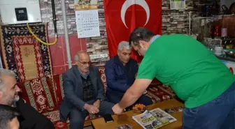 Malatya'daki çay ocağında çayın yanında şeker yerine kayısı ikram ediliyor