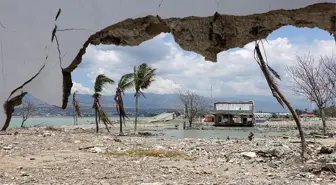 Endonezya'da 7,1 büyüklüğündeki depremin ardından tsunami uyarısı