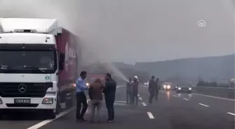 Anadolu Otoyolu'nda tıbbi ilaç yüklü tırın dorsesi yandı