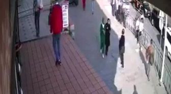 Başörtülü kıza yumruklu saldırı kamerada