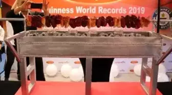 Guinness'e giren kebapçı başarısını kebap görünümlü pastayla kutladı