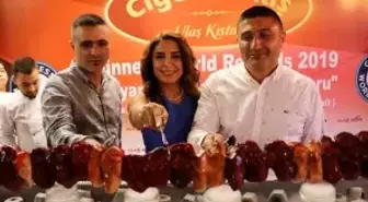 Guinness'e giren kebapçı başarısını kebap görünümlü pastayla kutladı