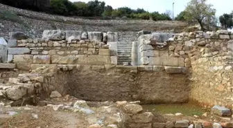 Metropolis Antik Kenti'nde hamam ve kulis yapıları ortaya çıkarıldı