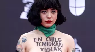 Mon Laferte: Şilili şarkıcıdan Latin Grammy Ödülleri'nde kırmızı halıda üstsüz protesto