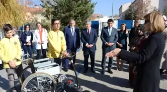Proje ortağı olduğu aracı arkadaşı tanıtınca ağlayan öğrenciyi bakan eşi teselli etti