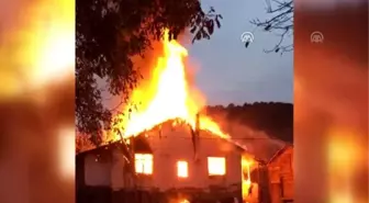 (TEKRAR) Çıkan yangında ahşap ev kullanılamaz hale geldi