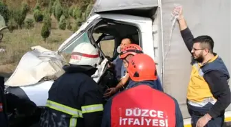 TIR'a çarpan kamyonetin sürücüsü yaralandı