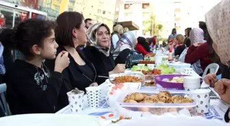 Vatandaşlar kendi yaptıkları yemekleri komşularıyla paylaştı