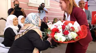 Kadın öğretmenlerden, HDP önünde evlat nöbeti tutan annelere destek