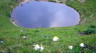 Dipsiz Göl'ün eski haline dönmesi için kar bekleniyor