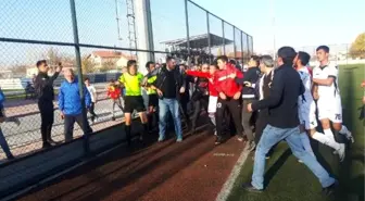 Kırmızı kart gören futbolcu hakeme saldırdı, maç yarıda kaldı