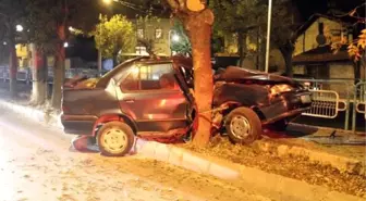 Otomobil önce kaldırıma sonra ağaca çarptı, 16 yaşındaki sürücü yaralandı