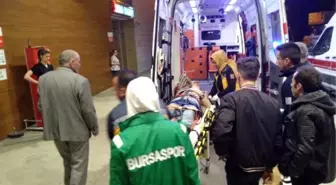 Bursa'da kamyonet traktöre çarptı: 2 yaralı