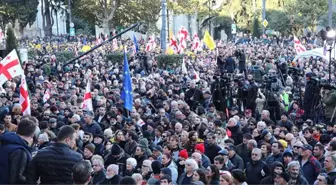 Gürcistan'da erken seçim çağrısı yapan eylemciler parlamentoyu kuşattı