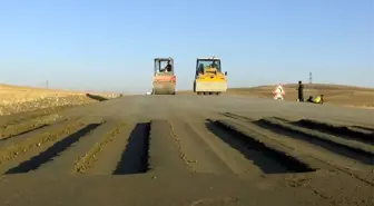 Muş'ta silindirle sıkıştırılmış beton yol uygulaması