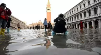 Venedik'te tarihi San Marco Meydanı sular altında kaldı