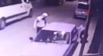 Sultangazi'de şüphelilerin otomobillere zarar verme anları kamerada