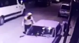 Sultangazi'de şüphelilerin otomobillere zarar verme anları kamerada