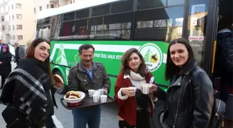 Üniversiteli öğrencilere çay ve simit ikramı