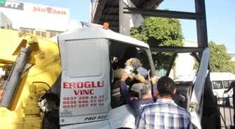 Baba oğul direğe çarpan çekicide sıkıştı