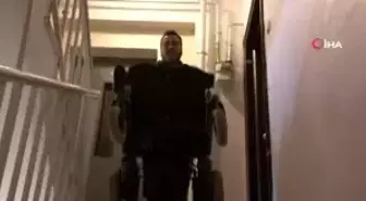 Engelli çocuğa asansör engeli: Okula gidemiyor, babası geç kalınca soğukta sokakta bekliyor