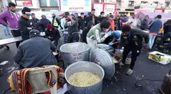 Iraklı göstericiler Tahrir Meydanı'nda sabahlıyor