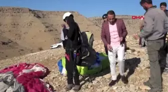 Derik'te ara tatildeki öğrenciler yamaç paraşütüyle uçtu