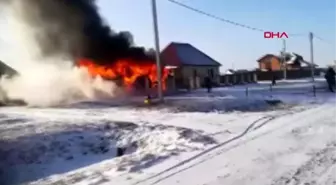 İtfaiye erleri, yanan evdeki patlamada ölümden döndü