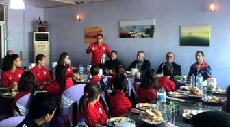 İlgen'den sporculara yemek ikramı