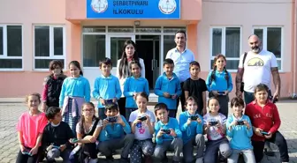 Çocuklara çektikleri fotoğrafın şiirini yazdırmak için köy köy dolaşıyor