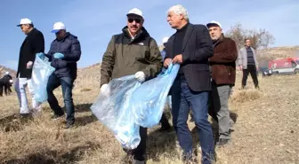 Daha Temiz Hazar Gölü için Vali, beraberindekilerle çöp topladı