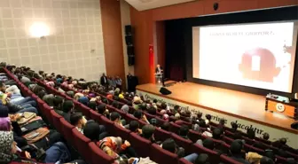 'Değişen dünya ve gençlik' konulu konferans yapıldı